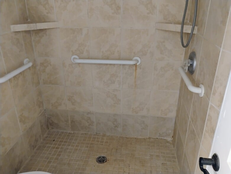 Walk-in shower - 3058 Bayshore Dr