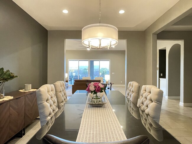 Elegant Dining - 73670 Kandinsky Way