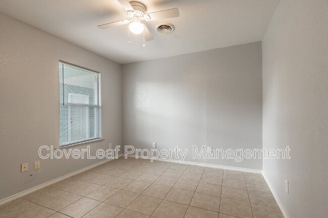 Building Photo - 1002 Sumner Dr