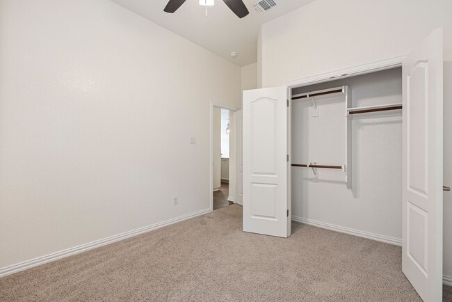 Building Photo - Beautiful 5 bedroom, 3 bathroom home in Buda!!!