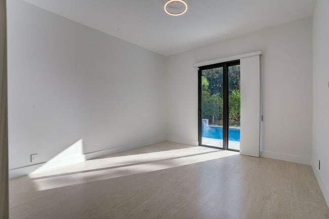 Building Photo - Modern Home in Palm Beach Gardens, Just Minutes from Juno Beach