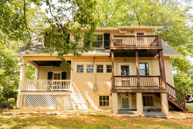 Building Photo - Large 4 Bedroom Home On Oakhurst Circle