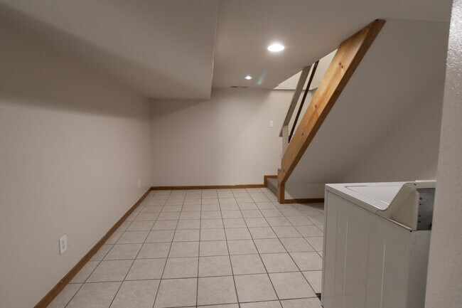 Building Photo - 5 Bed 2 Bath House