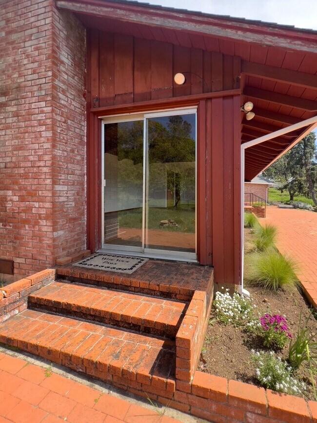 Building Photo - Charming 2 Bed / 2 Bath Home on 1.05 Acres...