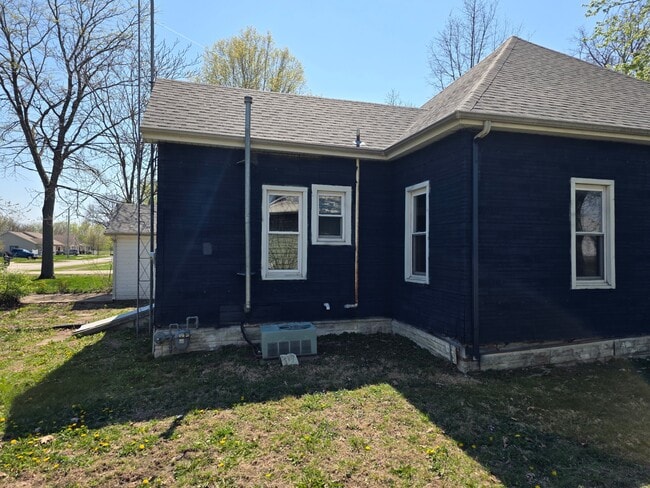 Building Photo - 207 N 1st St