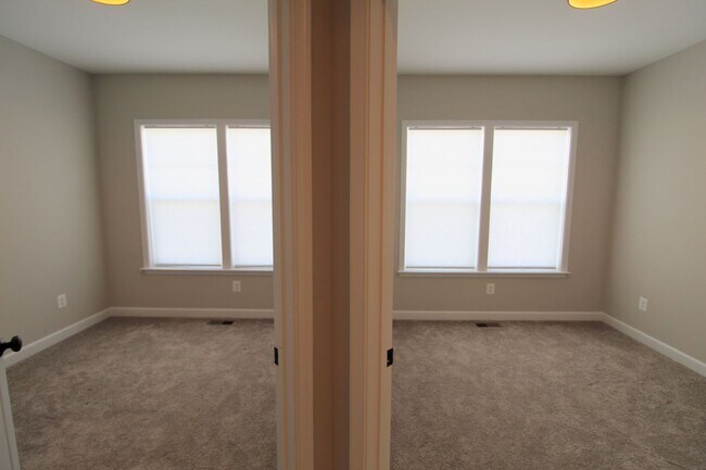 Building Photo - 3 bedroom town home with a finished basement and garage located in popular Preston Lakes