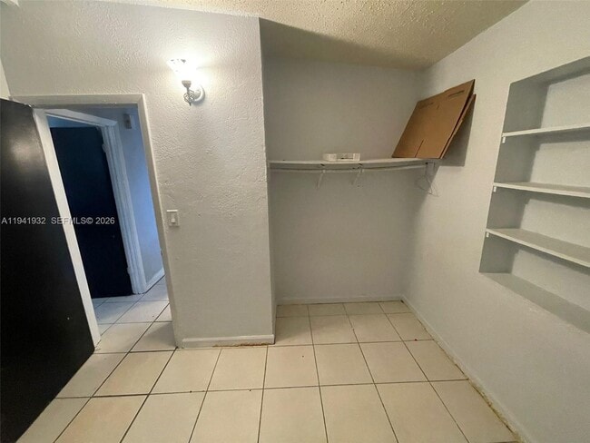 Building Photo - 1645 Lauderdale Manor Dr