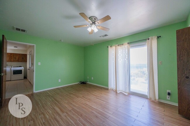 Building Photo - Fresno Westside Home, 3BR/3BA, Country Liv...