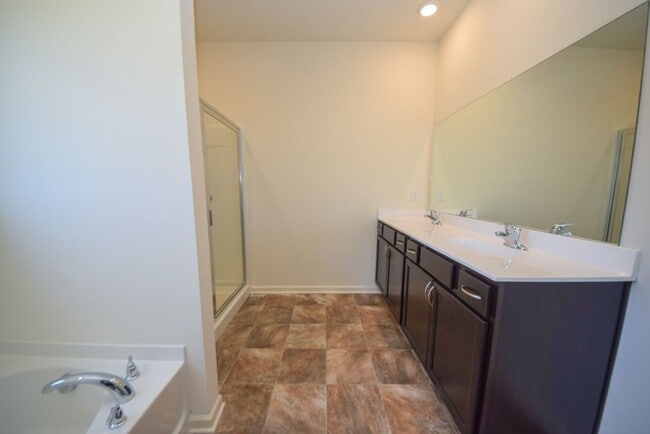 Building Photo - DR Horton built home in 2021; 3 bed, 2 bath home in Atoka.