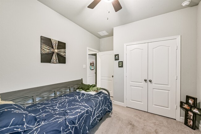 Building Photo - 123 Buttonwood Ct