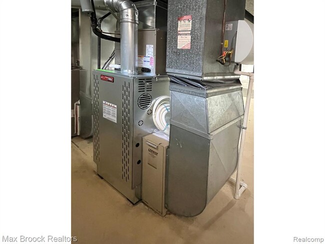 Building Photo - 801 W Long Lake Rd