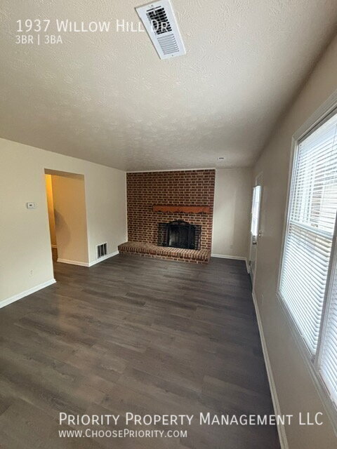 Building Photo - 1937 Willow Hill Dr