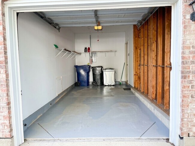 Building Photo - 2943 Stonewater Dr