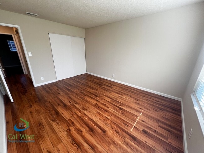 Building Photo - $2,895 Cute cozy 2/1 Condominium in South ...