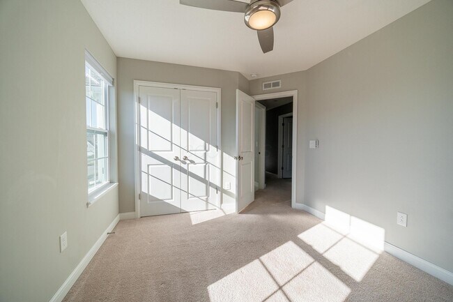 Building Photo - 4032 Stonehill Wy