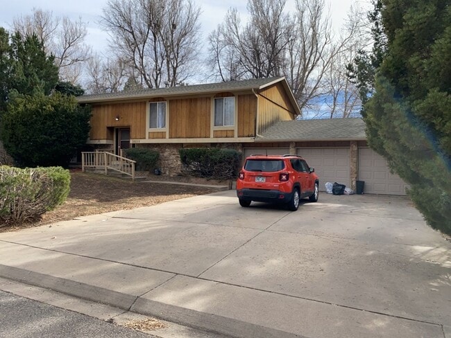 Building Photo - STUDENTS WELCOME! Sprawling 6 Bed / 3 Bath Home Near College and Drake