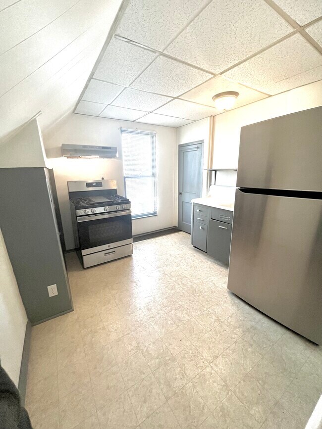 Building Photo - 220 W Pierce St