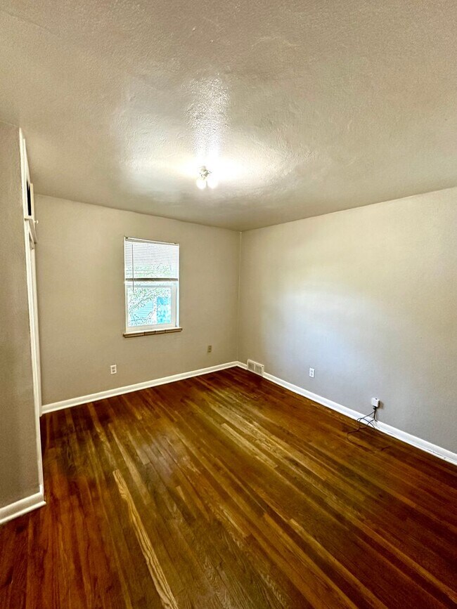 Building Photo - Charming 2 bedroom on Uintah