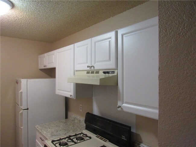 Building Photo - 2129 Andover Dr