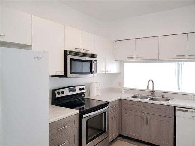 Building Photo - 4963 SW 31st Ave