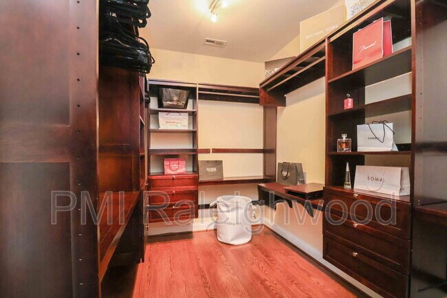 Building Photo - 203 Braebrook Way