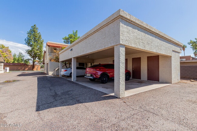 Building Photo - 936 N Revere