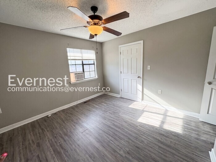 Building Photo - 1800 Labette Manor Dr