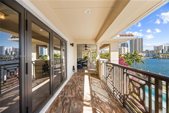 Building Photo - 513 Palm Dr