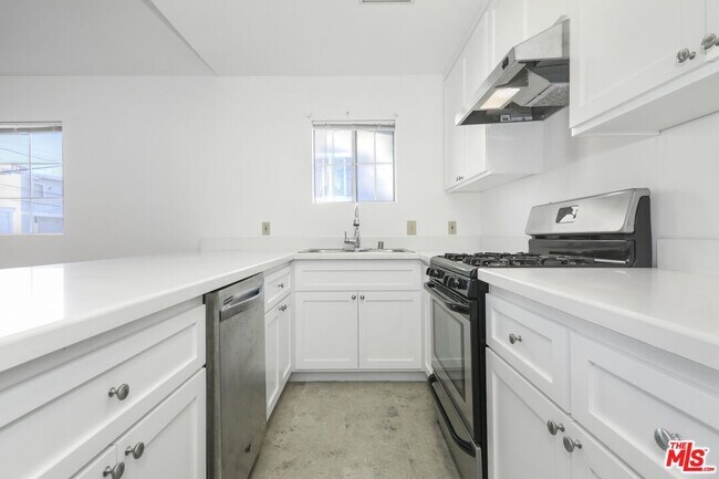 Building Photo - 1753 N Kenmore Ave