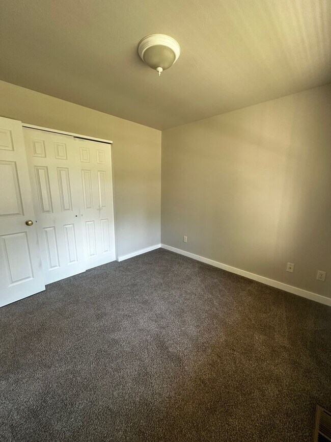 Building Photo - Beautiful 3 Bedroom Home- Centrally Locate...