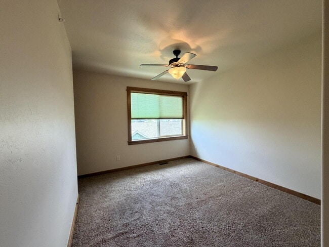 Building Photo - Beautiful 2 Bed, 1.5 Bath Townhouse with Bridger Views, Pets OK!