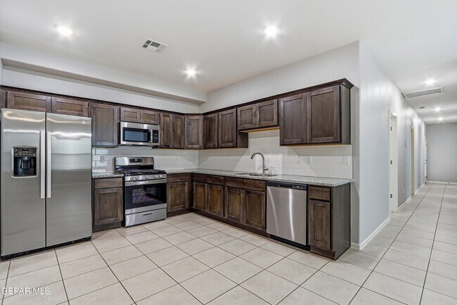 Building Photo - 11500 Summer Dr
