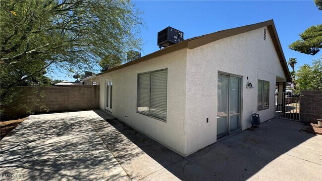Building Photo - 4754 Willow Crest Ave