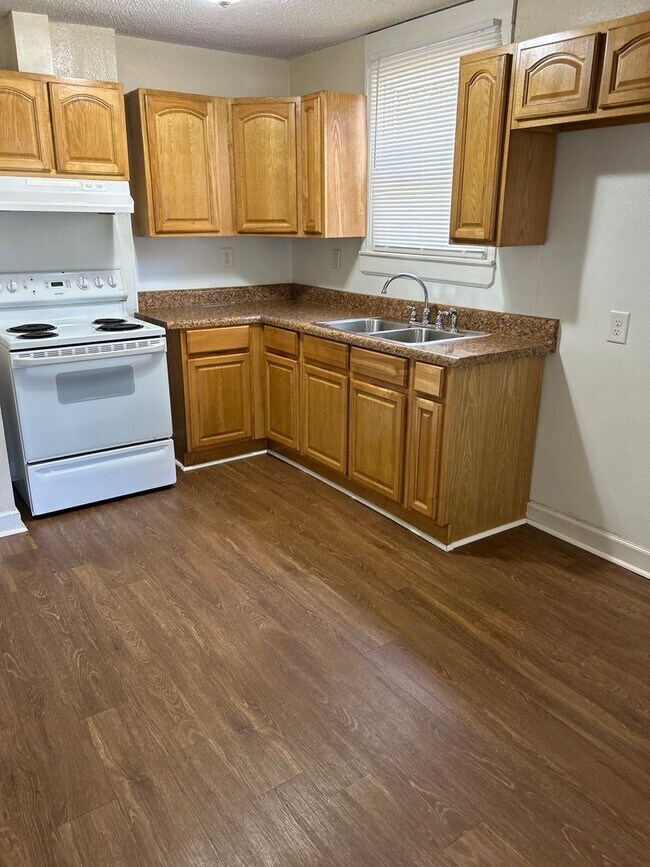 Building Photo - 1800 Longview Dr