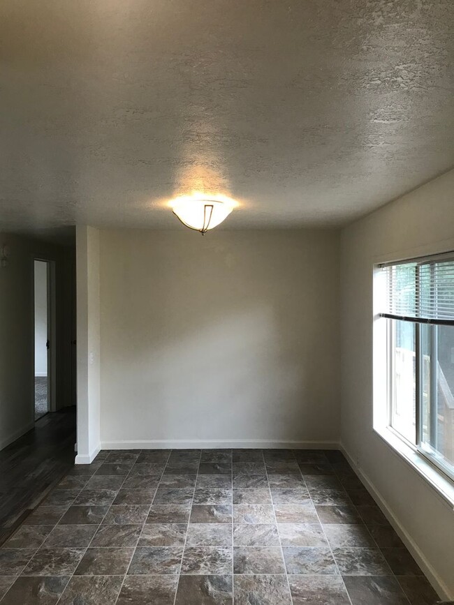 Building Photo - Pet Friendly! 4 bedroom Home in South Corv...