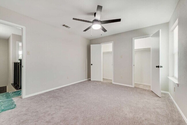 Building Photo - Completely Remodeled Triplex Unit 2 bed 1....