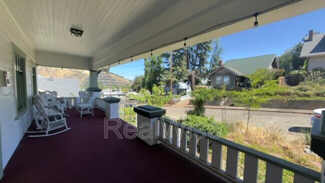 Building Photo - 837 SE Blakeley Ave