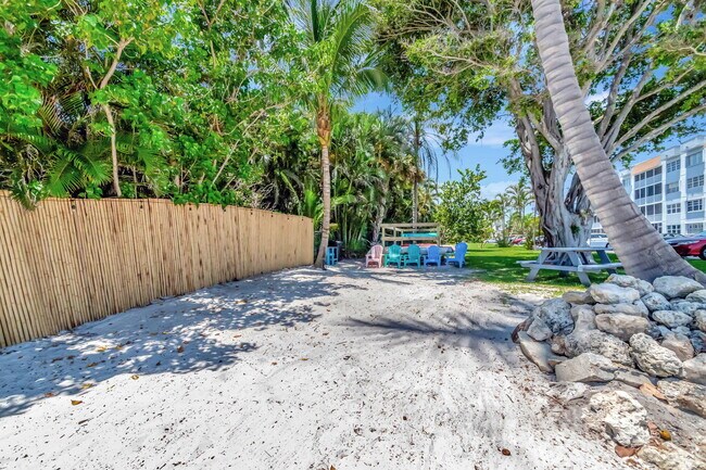 Building Photo - 1502 S Lakeside Dr