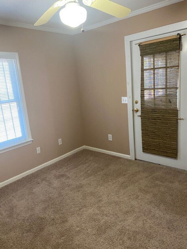 Building Photo - 4712 Lakeview Estates Dr