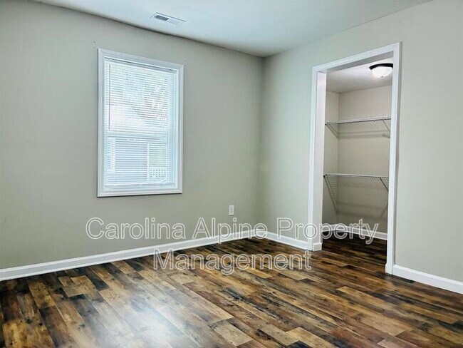 Building Photo - 611 S Mountain St