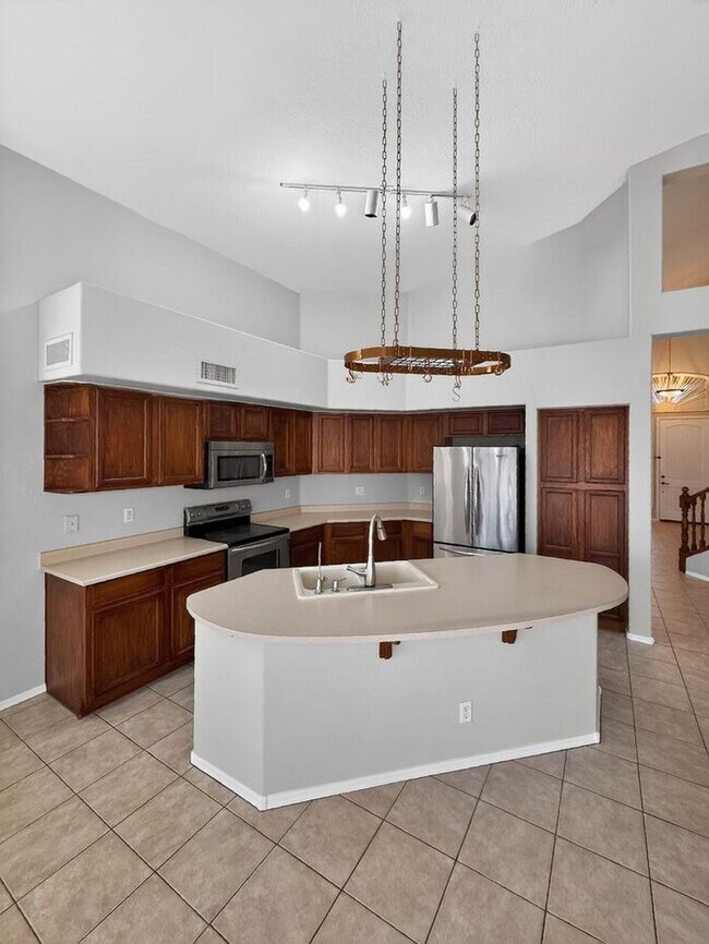 Building Photo - Charming 4 Bedrooms/ 3.5 Bath Home in Desirable Fox Crossing!!