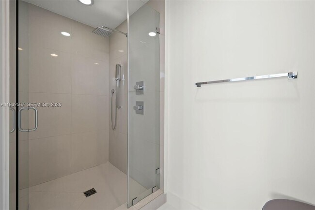 Building Photo - 600 NE 27th St