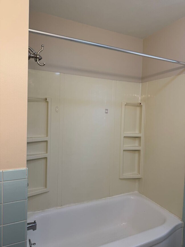 Building Photo - 3 bedroom, 2 bathroom, 2 car garage hom for rent