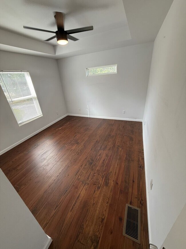 Building Photo - New Resident Special! ONE MONTH FREE RENT!...