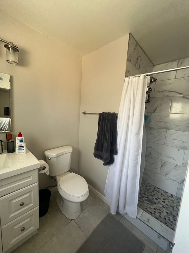 Building Photo - 10 bedrooms 7 bathrooms- 5 master bedrooms total!