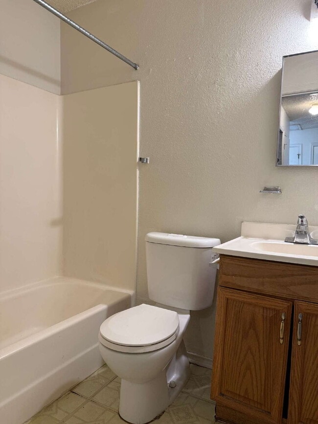 Building Photo - Affordable Three Bed/Two Bath in Leon Vall...