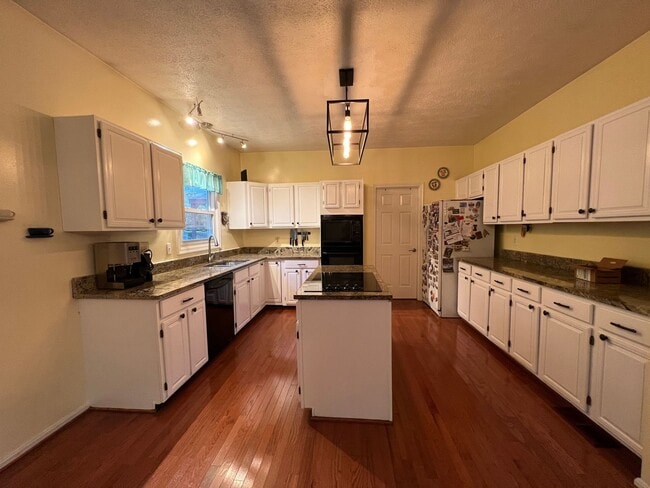 Building Photo - Spectacular 3 Bed 3.5 Bath Brick Home in Scenic Riverview Estates