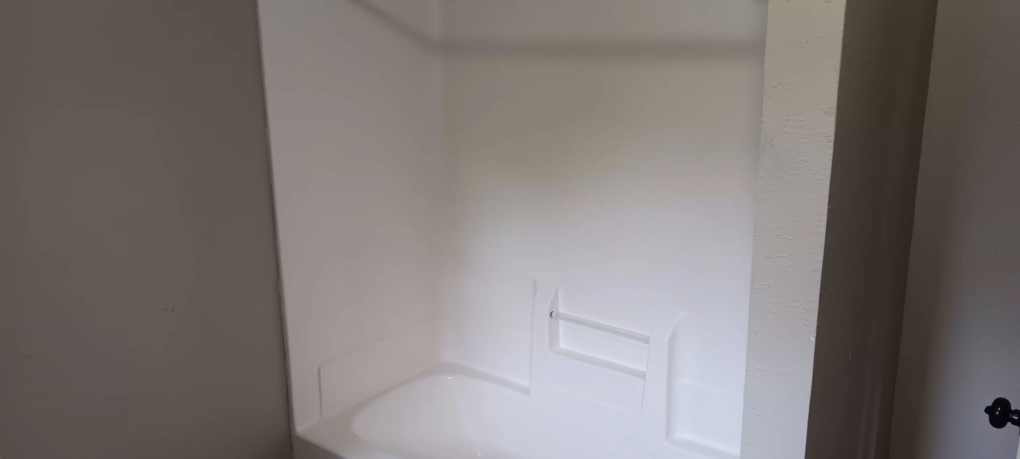 TUB/SHOWER - 919 12th Ave NE