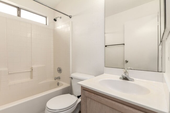 Building Photo - 3 Bedroom / 2.5 bath CORNER Lot in Ahwatukee