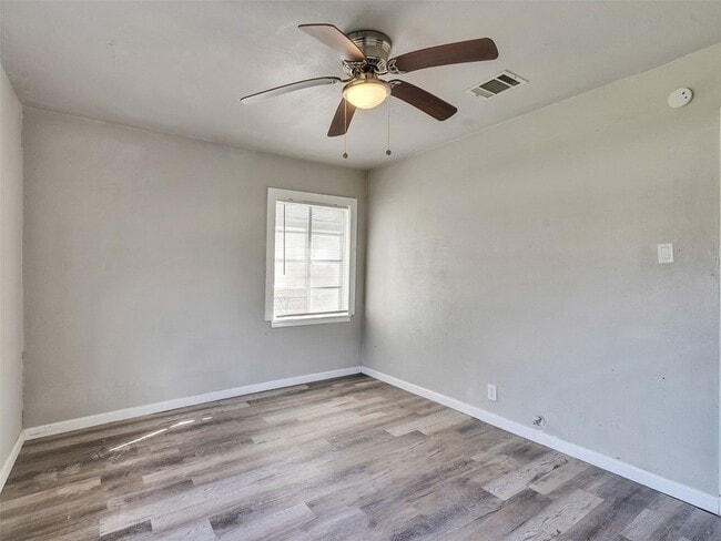 Building Photo - 7622 S Hall St